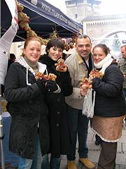 Am Teddy Stand 2007 halfen auch: Eva Katrin Hermann, Katrin Ritt, Giovanni Arvaneh, Katrin Filzen (Foto: MartiN Schmitz)